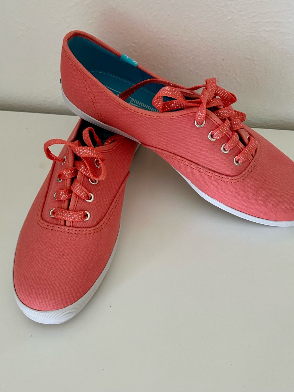 NIB KEDS Coral Canvas Sneakers, size 8.5, 2 sets of laces.